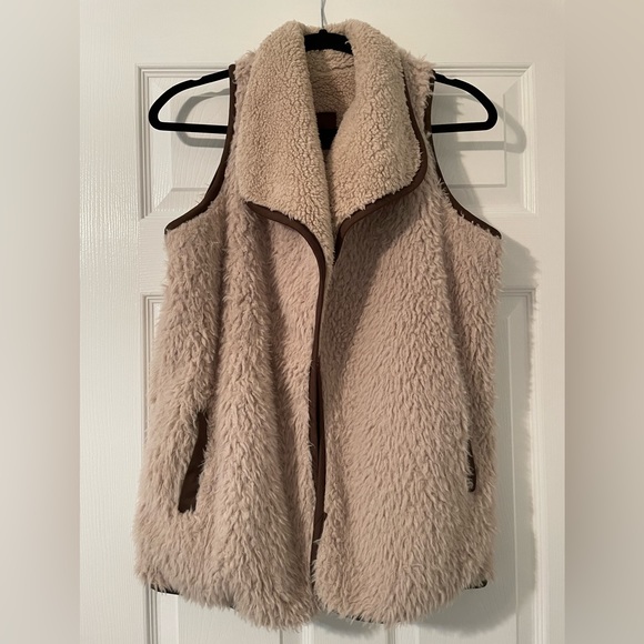 C.C. Exclusives Reversible Faux Fur Vest with pockets - Picture 4 of 4